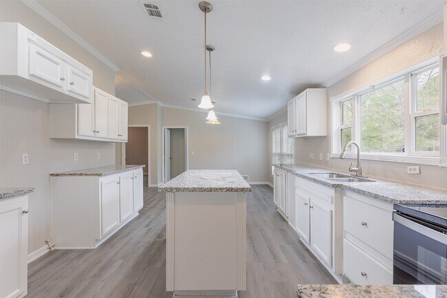 Building Photo - 1520 W Creek Dr