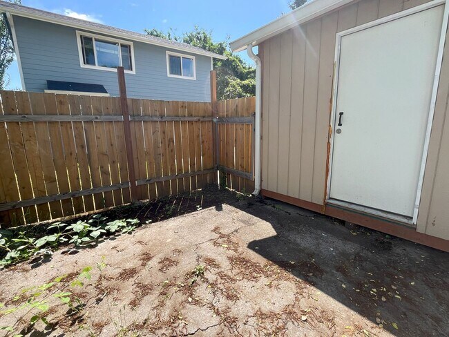 Building Photo - Modern 3-Bedroom Charmer with Bright Inter...