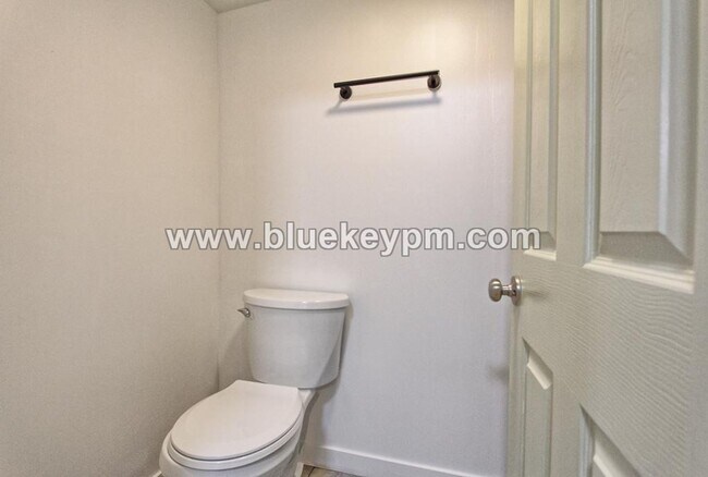 Building Photo - 2 Bed, 2 Bath Home with Large Yard Near Kiggins Bowl