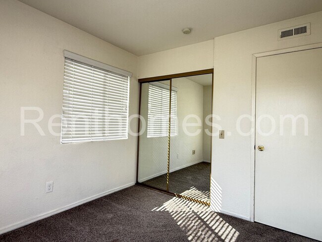 Building Photo - 1553 Palomar Dr