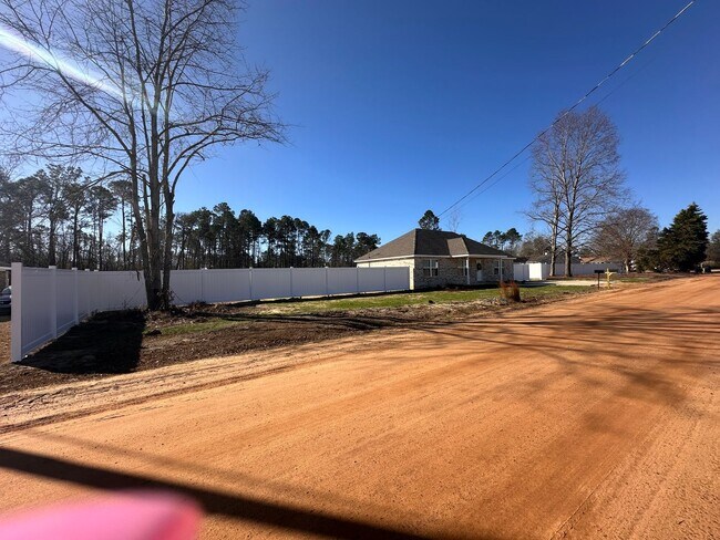 Building Photo - 3 Bed 2 Bath Brick Home with Fenced in Backyard