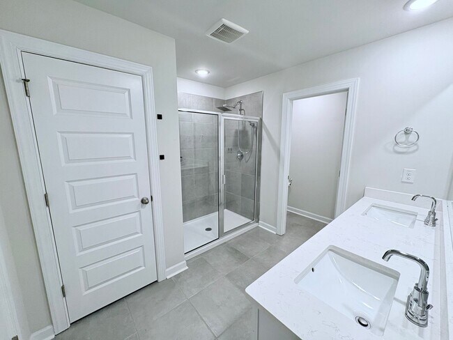 Building Photo - 220 Coulter Ct