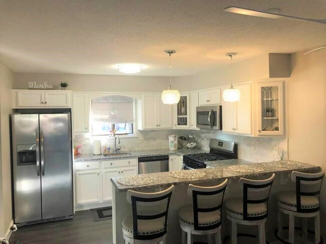 Building Photo - 25 Beekman Dr