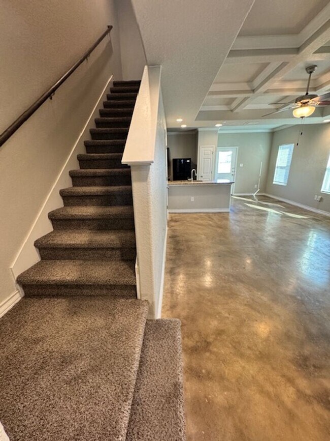 Building Photo - Elegant Townhome Ready for Move In - 3 BR 2.5 Bath - NE San Antonio (in Selma)