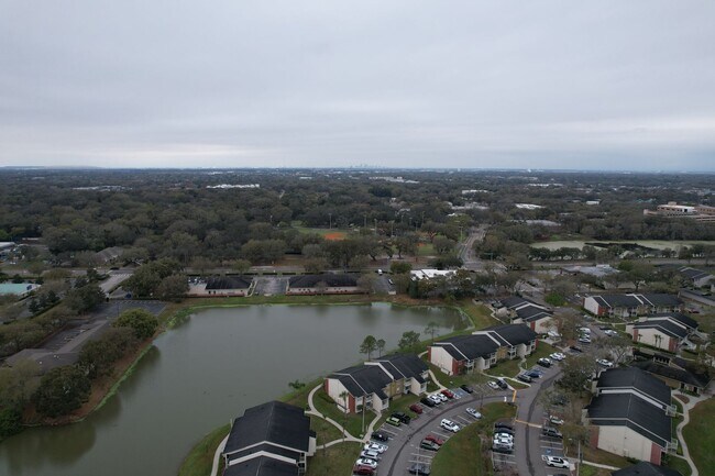 Building Photo - 1 Bedroom - 1 Bath - 2nd Floor - Community...