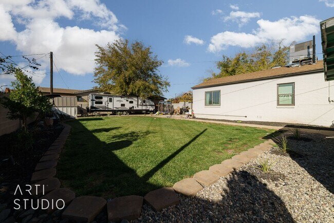 Building Photo - Newly Renovated 3 Bedroom, 2 Bathroom Home...