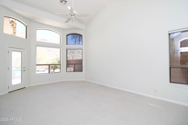 Building Photo - 902 E Desert Flower Ln