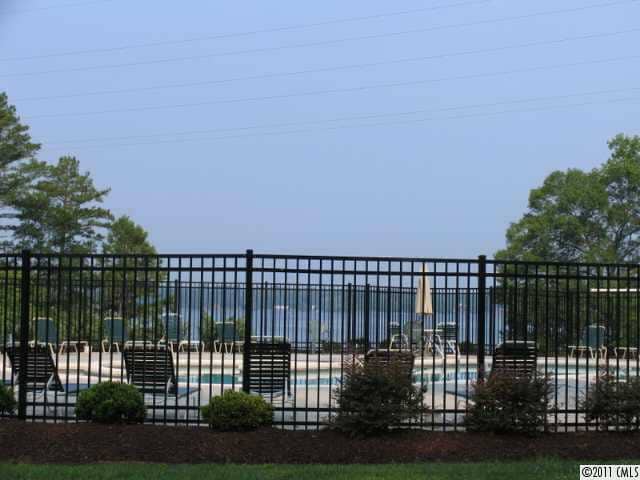 Building Photo - Great 3 Bed 2.5 bath townhome in Sunset Po...