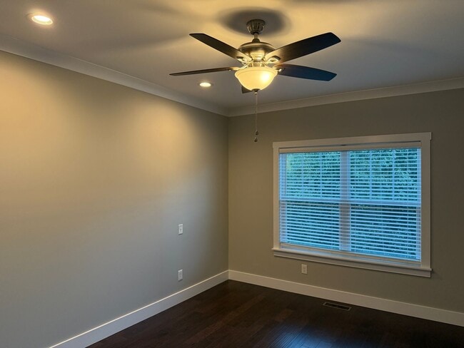 Building Photo - Spacious & Convenient!