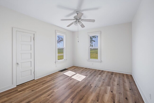 Building Photo - 3 Bedroom, 1 Bathroom Rural Home for Rent – Farmer City, IL