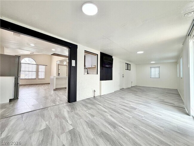 Building Photo - 6251 Desert Sun Dr