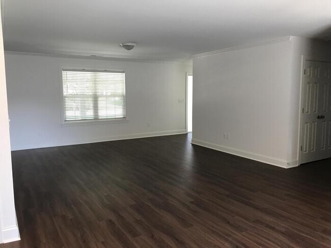 Building Photo - AVAILABLE NOW! 3 Bedroom 2 Bath near Birkd...