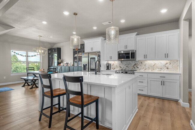 Building Photo - Modern Living: Spacious 5 Bed, 2 Bath Home...