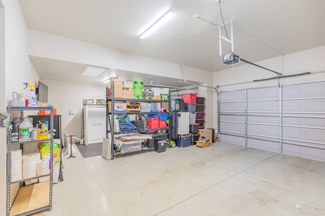 Building Photo - Modern 4 Bed 3 Bath - Pets Allowed!