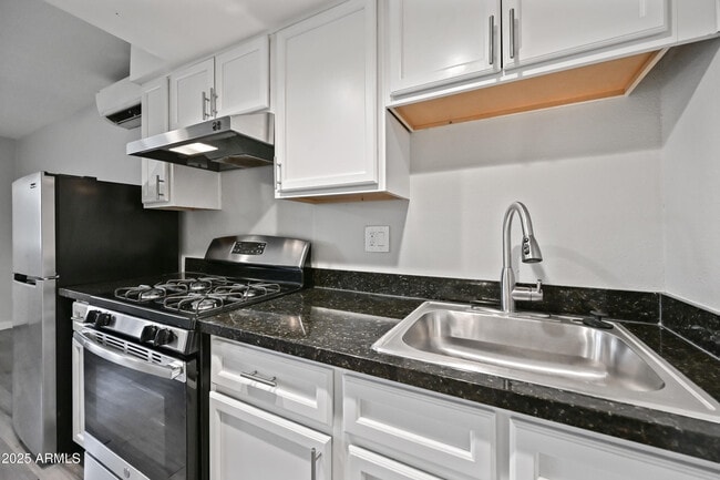Building Photo - 3025 N 32nd St