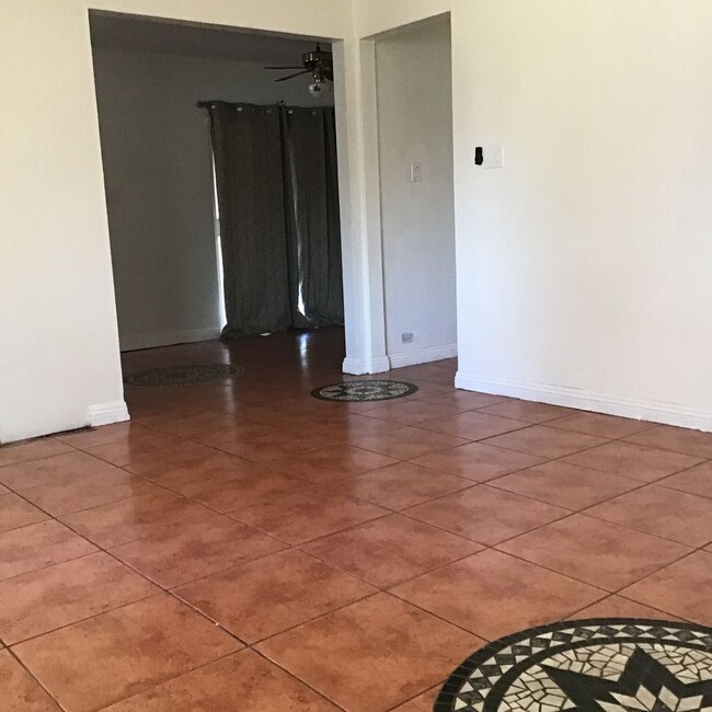 Building Photo - 3 Bedroom Home - Move in Special $200.00 o...