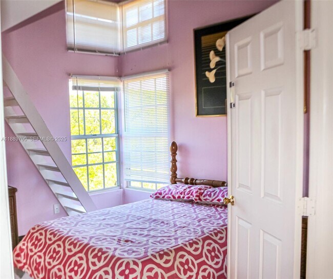 Building Photo - 202 W Canal Dr