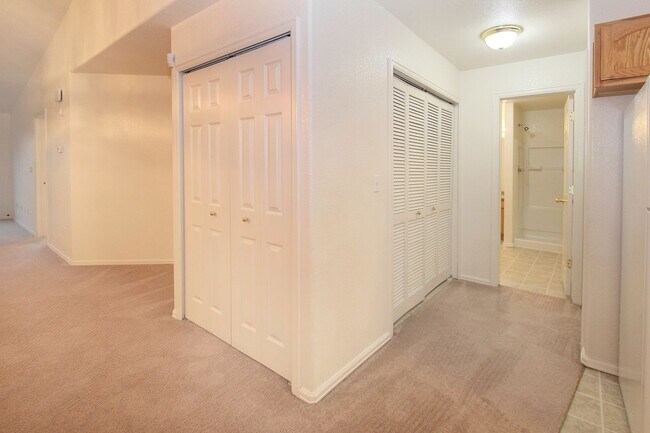 Building Photo - FEELS LIKE HOME! 2BD CONDO with MOUNTAIN VIEWS - Security Deposit Waiver Available