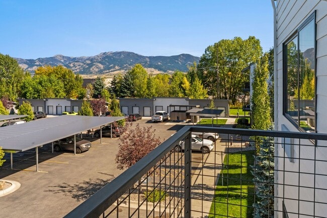 Building Photo - Top Floor-Gorgeous Unit Stunning Views-Luxury
