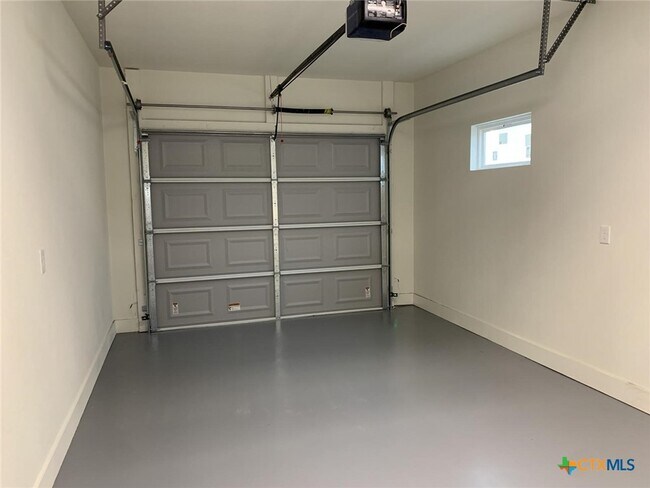 Building Photo - 1862 Royal Loop