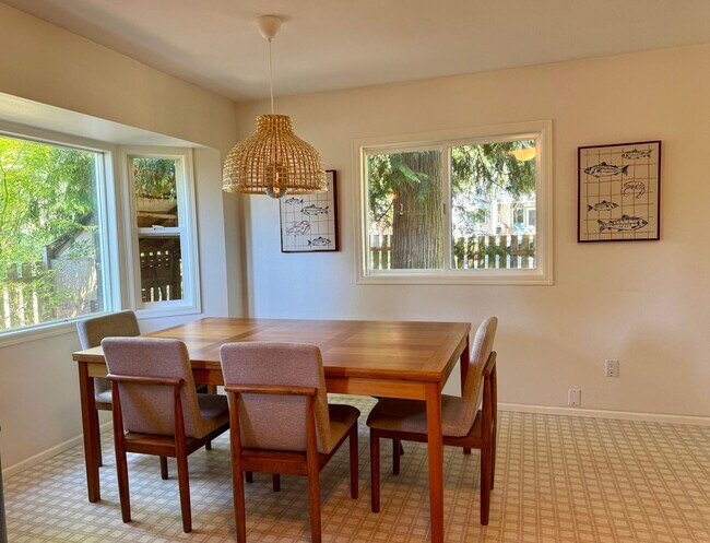 Building Photo - Absolutely Darling INDIANOLA cottage, full...