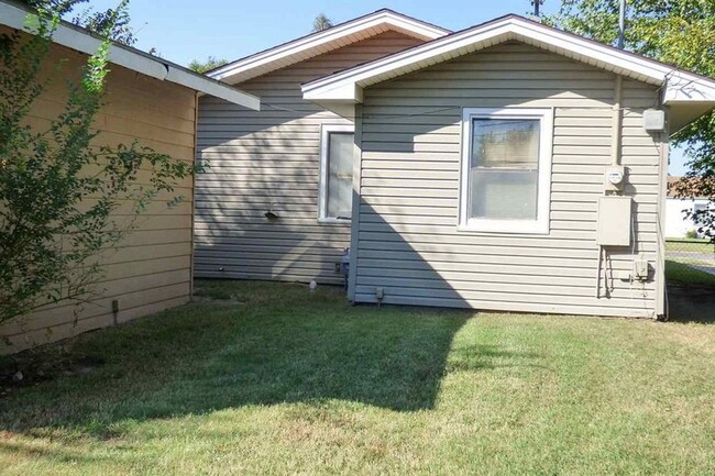 Building Photo - 3 Bed 2 Bath Home with 2 Car Garage
