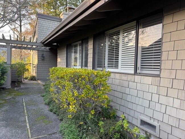 Building Photo - Wonderful 3 bedroom, 2 bath single level home in desirable Orinda Woods community-now available f...