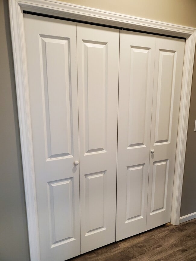 Building Photo - 420 S Longbranch Dr