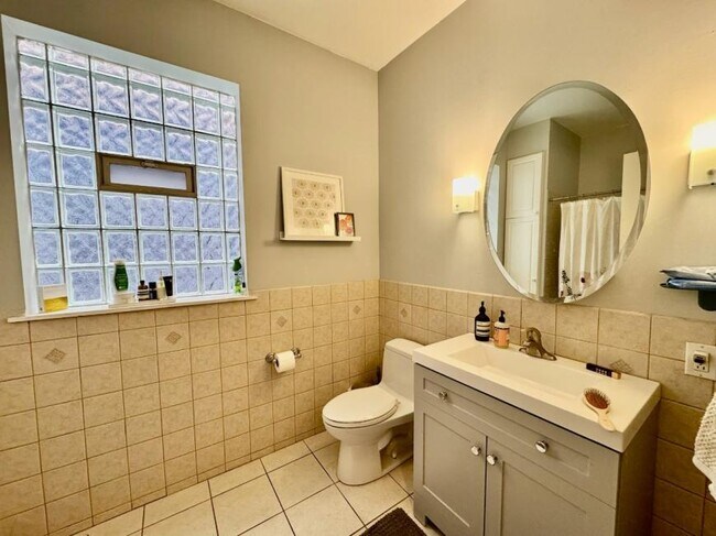 Building Photo - 4 bedroom in CHICAGO IL 60660