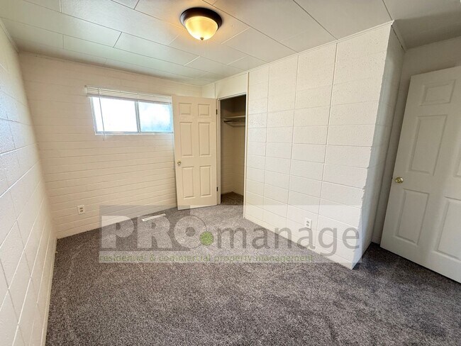 Building Photo - Cambridge Dr. (629 &amp; 637)
