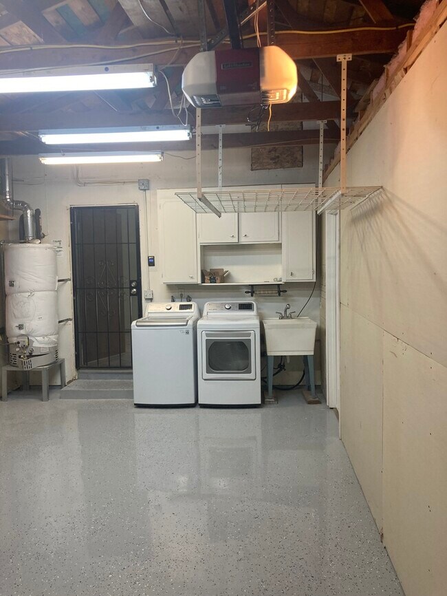 Building Photo - Modesto 3 Bedroom 2 Bath Solar Power Home ...
