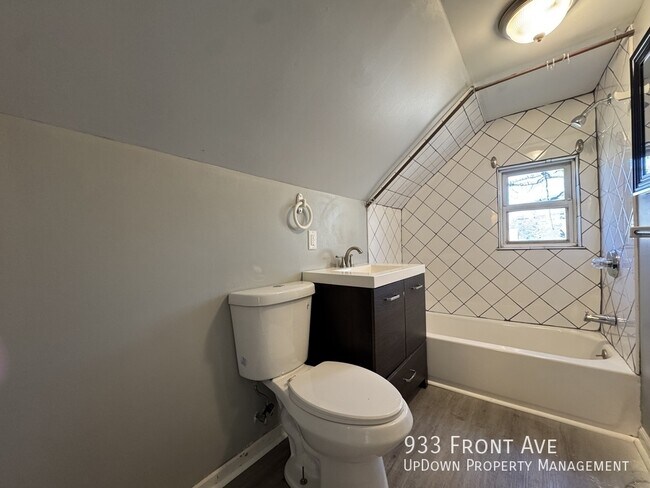 Building Photo - 933 Front Ave