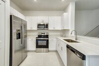 Building Photo - Charming 3-Bedroom Home with 2.5 Baths in ...