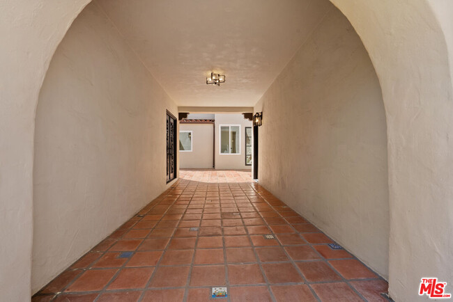 Building Photo - 1527 N Beverly Dr
