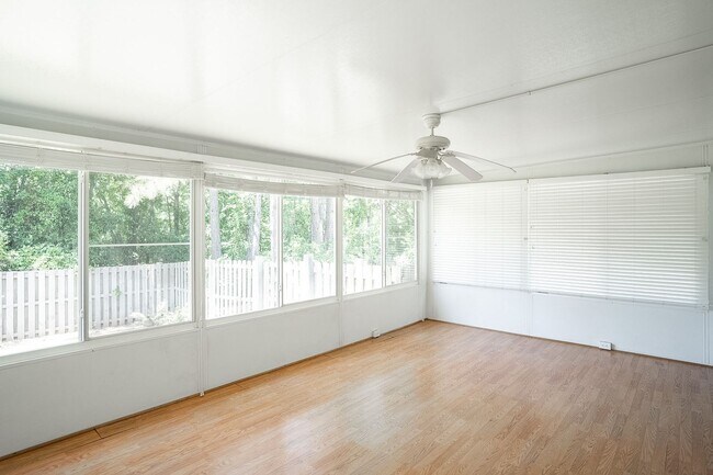 Building Photo - 537 Cedar Rock Dr