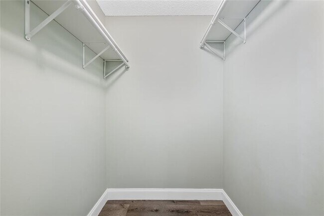 Building Photo - 3020 S Oakland Forest Dr