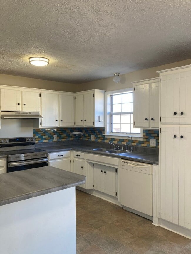 Building Photo - Move in Ready - Near Airport