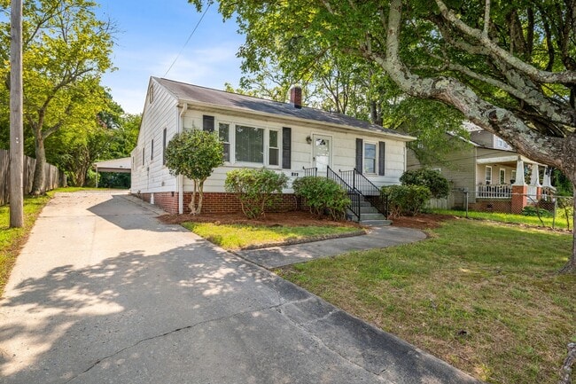 Building Photo - Updated Home with Hardwood Floors, LR & De...