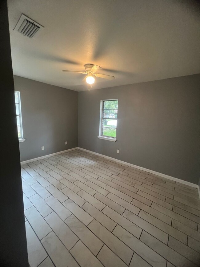 Building Photo - 3 Bedroom 1 Bath in Southern Hills