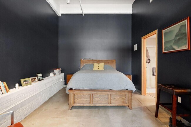 Building Photo - 700 N Washington Ave