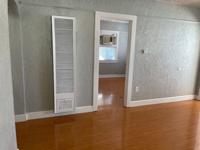 Building Photo - Gorgeous 2 Bedroom Home! Convenient Location!