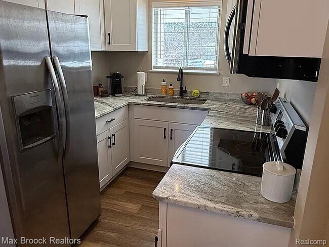 Building Photo - 42556 Plymouth Hollow Dr