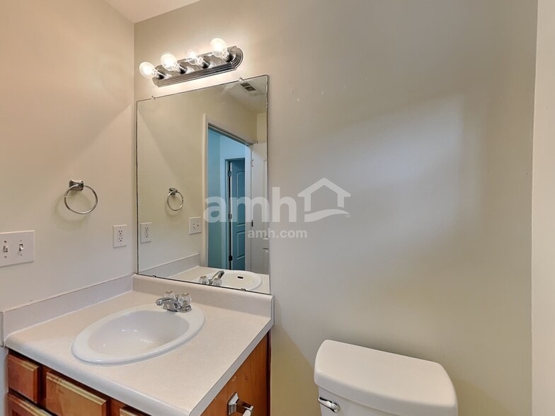 Building Photo - 70 Camden Way