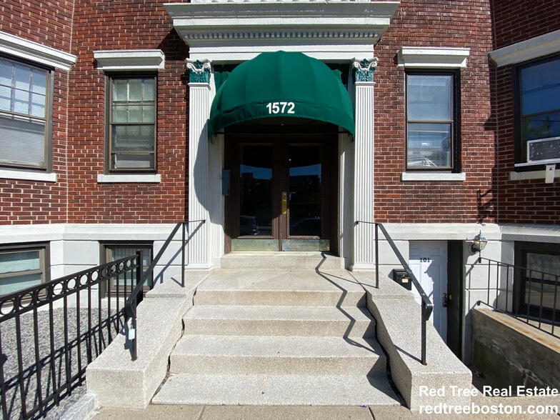 Building Photo - 1572 Commonwealth Ave