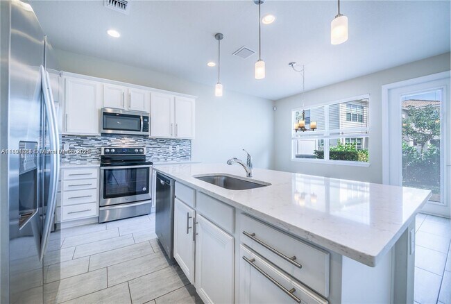 Building Photo - 925 Banyan Dr
