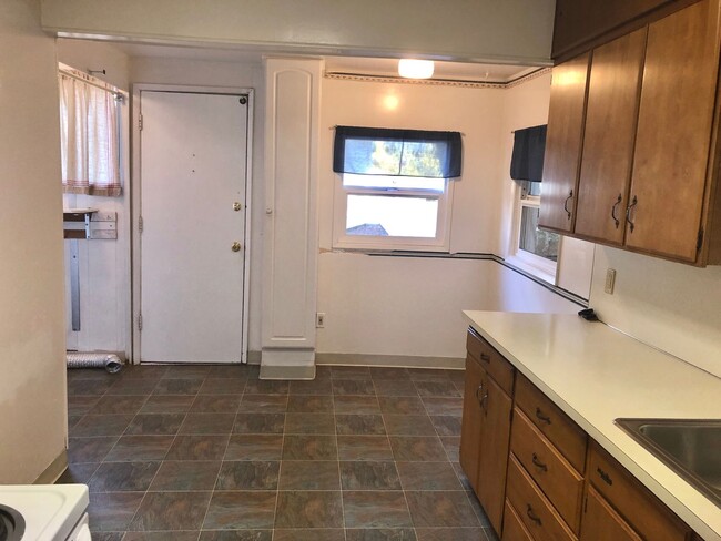 Building Photo - 2-Bedroom Single-Level House in Sherwood   $1000.00  OFF  1ST  FULL  MONTH'S  RENT