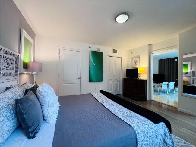 Building Photo - 1200 Brickell Bay Dr