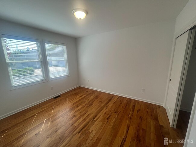 Building Photo - 16 E Kupsch St