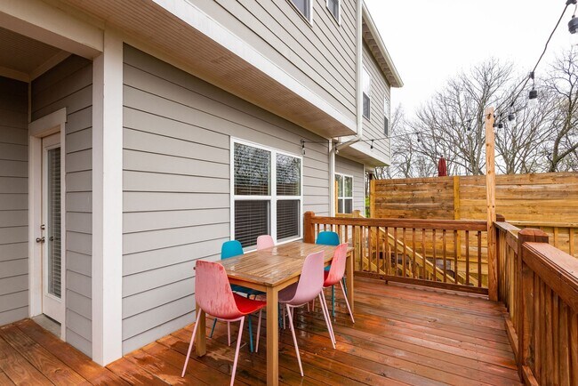 Building Photo - 2223 Burns St