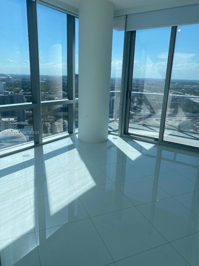 Building Photo - 851 NE 1st Ave